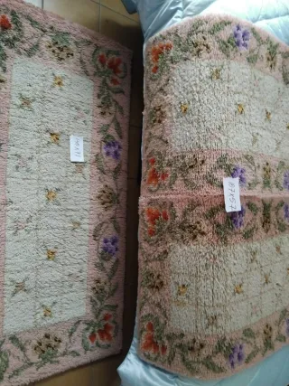 Alfombra de lana rosa con flores como nuevas.