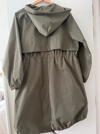 Gabardina verde militar con capucha