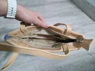 Bolso de mano beige y azul