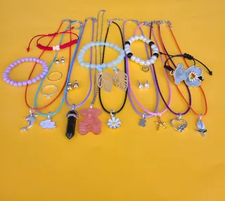 Lote de pulseras y collares