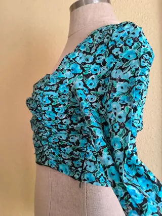 Top floral manga larga