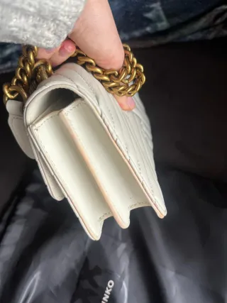 Bolso Pinko blanco con cadena dorada