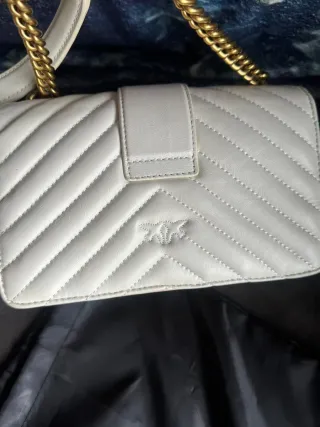 Bolso Pinko blanco con cadena dorada