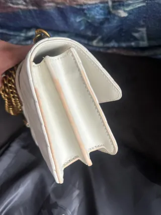 Bolso Pinko blanco con cadena dorada