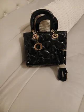 Borsa a mano lucida nera con tracolla