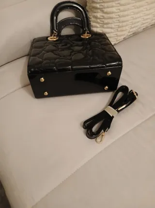 Borsa a mano lucida nera con tracolla