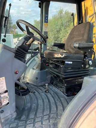 Retroexcavadora New Holland NH95 obra construccion