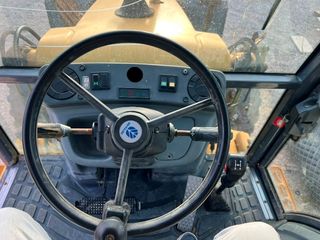 Retroexcavadora New Holland NH95 obra construccion