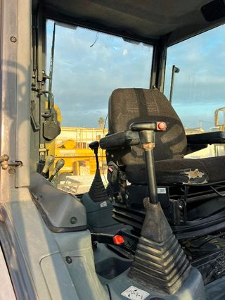 Retroexcavadora New Holland NH95 obra construccion