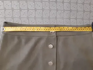 Minigonna verde militare con bottoni