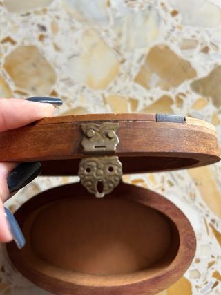 Scatola in legno intarsiata con cammello