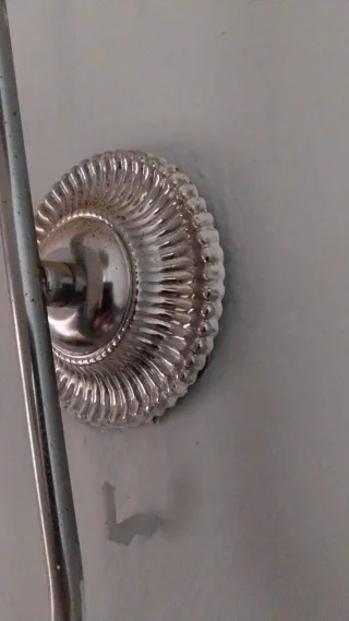 Aplique de pared plateado y blanco