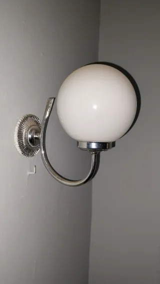 Aplique de pared plateado y blanco