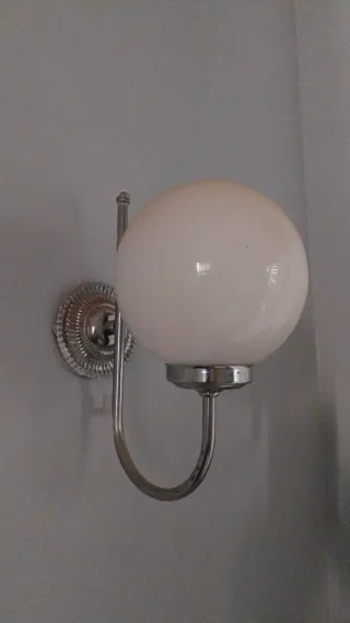 Aplique de pared plateado y blanco