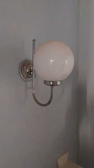 Aplique de pared plateado y blanco