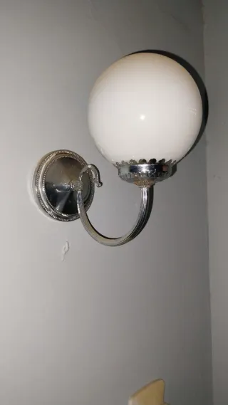 Aplique de pared plateado y blanco