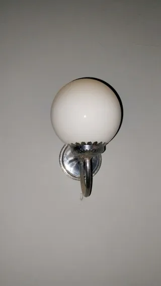 Aplique de pared plateado y blanco