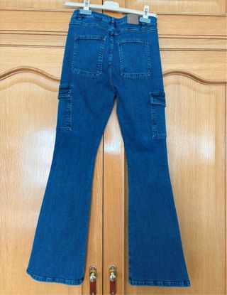 Pantalones cargo vaqueros acampanados