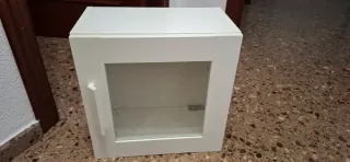 Mueble de pared blanco con puertas de cristal