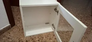 Mueble de pared blanco con puertas de cristal
