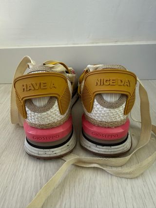 Sandalias deportivas beige y amarillas