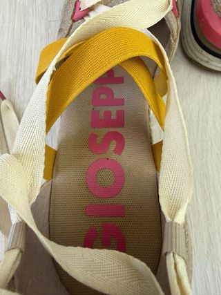 Sandalias deportivas beige y amarillas