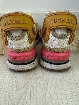 Sandalias deportivas beige y amarillas