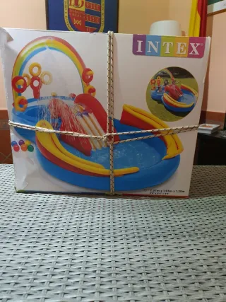 Piscina infantil Intex con tobogán y arco