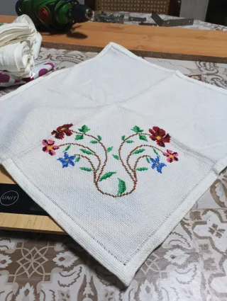 Mantelillo punto de cruz flores