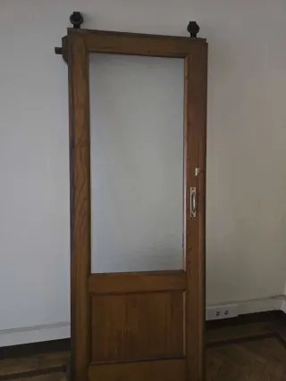 Puerta de madera con cristal