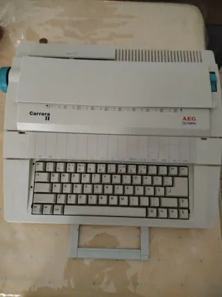 Máquina de escribir eléctrica AEG Olympia Carrera