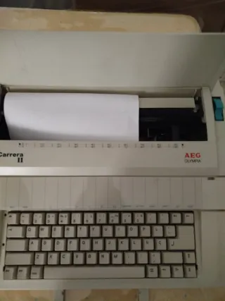 Máquina de escribir eléctrica AEG Olympia Carrera