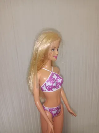 Barbie con bikini rosa y blanco