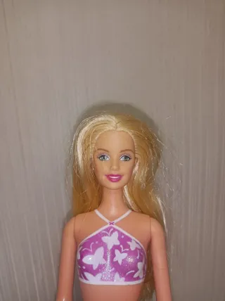 Barbie con bikini rosa y blanco