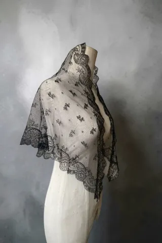 Mantilla Manteleta antigua  encaje negro señorita