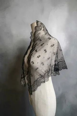 Mantilla Manteleta antigua  encaje negro señorita
