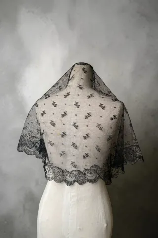 Mantilla Manteleta antigua  encaje negro señorita