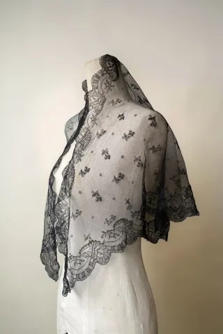 Mantilla Manteleta antigua  encaje negro señorita
