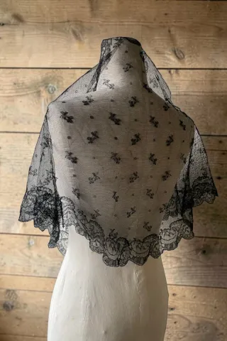 Mantilla Manteleta antigua  encaje negro señorita