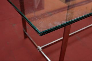 Mesa de cristal y estructura metálica