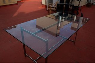 Mesa de cristal y estructura metálica
