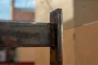 Mesa de cristal y estructura metálica