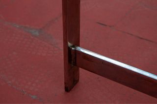 Mesa de cristal y estructura metálica