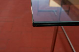 Mesa de cristal y estructura metálica