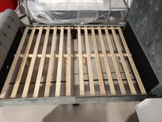 Cama tapizada terciopelo gris moderna