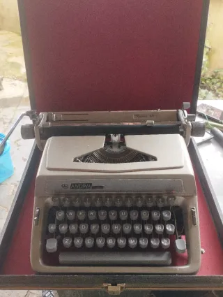 Máquina de escribir Andina Especial M100