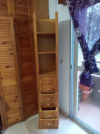 Estantería de madera con cajones