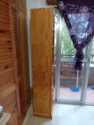 Estantería de madera con cajones