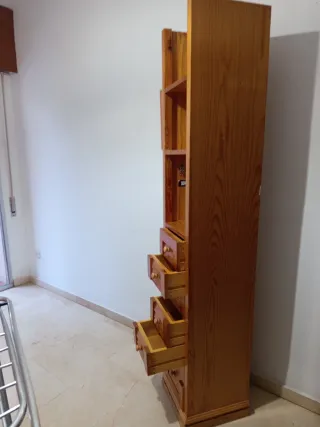 Estantería de madera con cajones