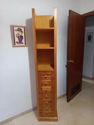 Estantería de madera con cajones